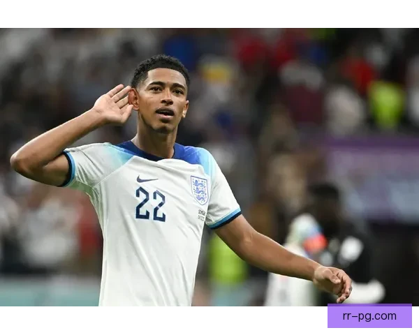 贝林厄姆赛后赠送球衣给残障小球迷温暖瞬间引发球迷感动